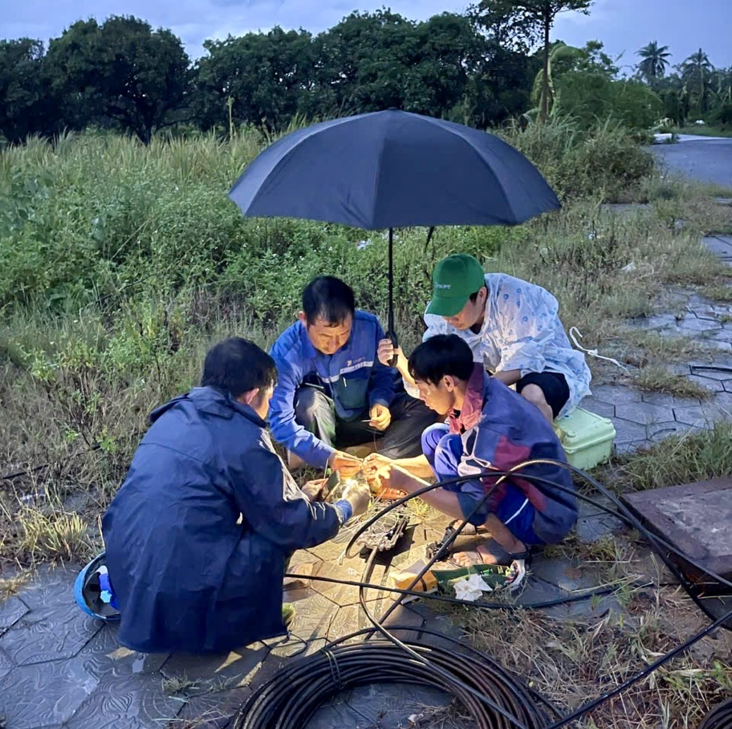 Chạy đua với thời gian nên tranh thủ mọi điều kiện tác nghiệp