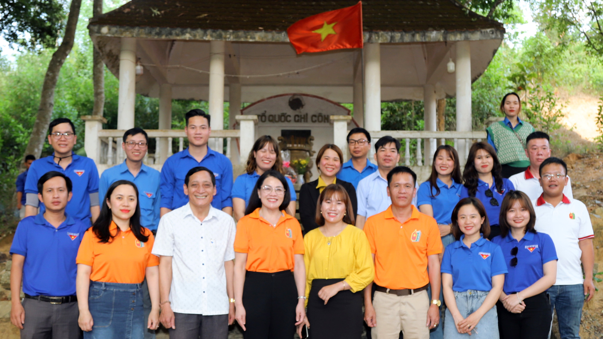 Đoàn công tác Báo Lâm Đồng cùng lãnh đạo huyện Đạ Huoai, xã Đoàn Kết chụp hình lưu niệm tại Bia tưởng niệm các anh hùng liệt sĩ