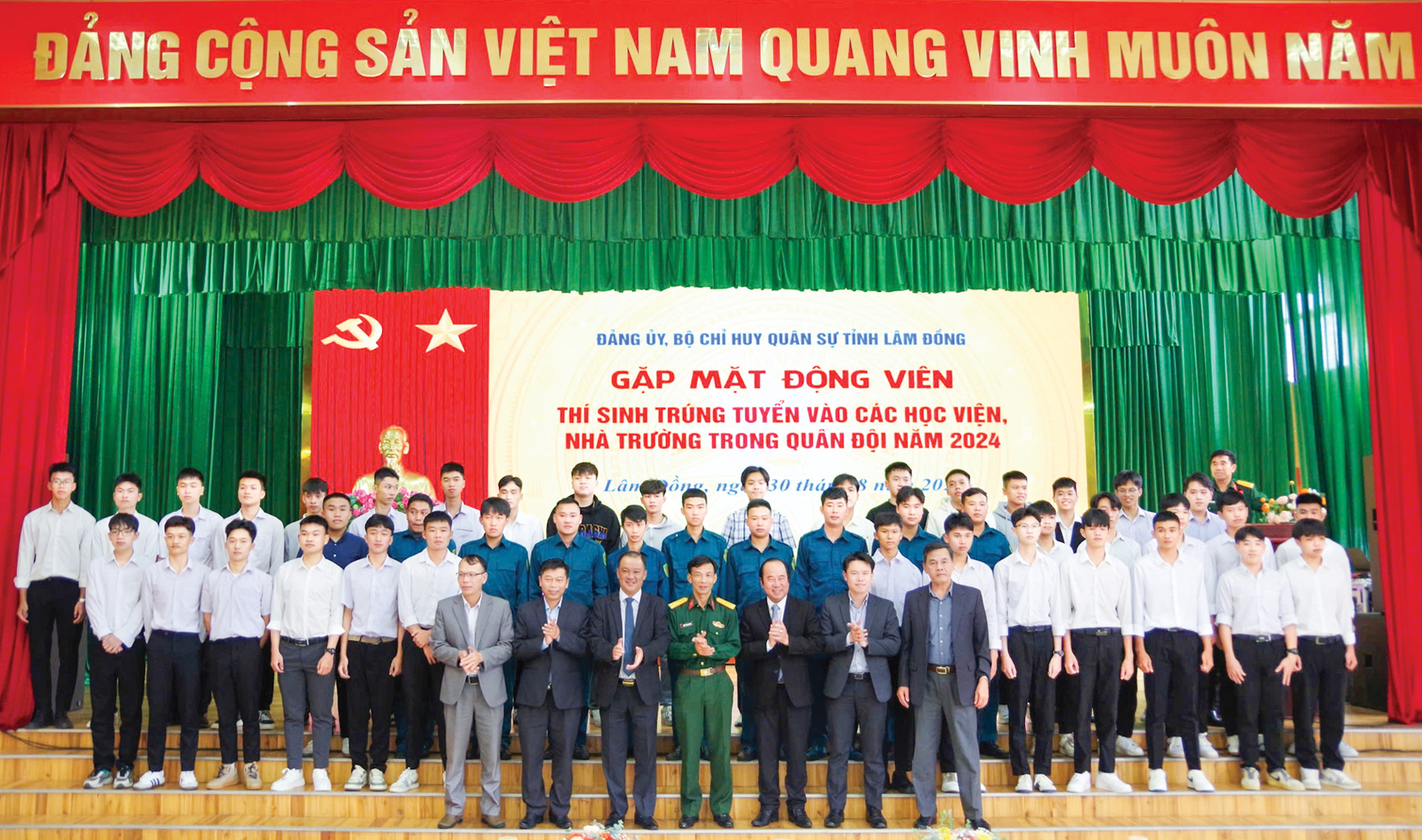 Bộ CHQS tỉnh cùng lãnh đạo các sở, ban, ngành chúc mừng các học viên trúng tuyển vào các học viện, nhà trường quân đội