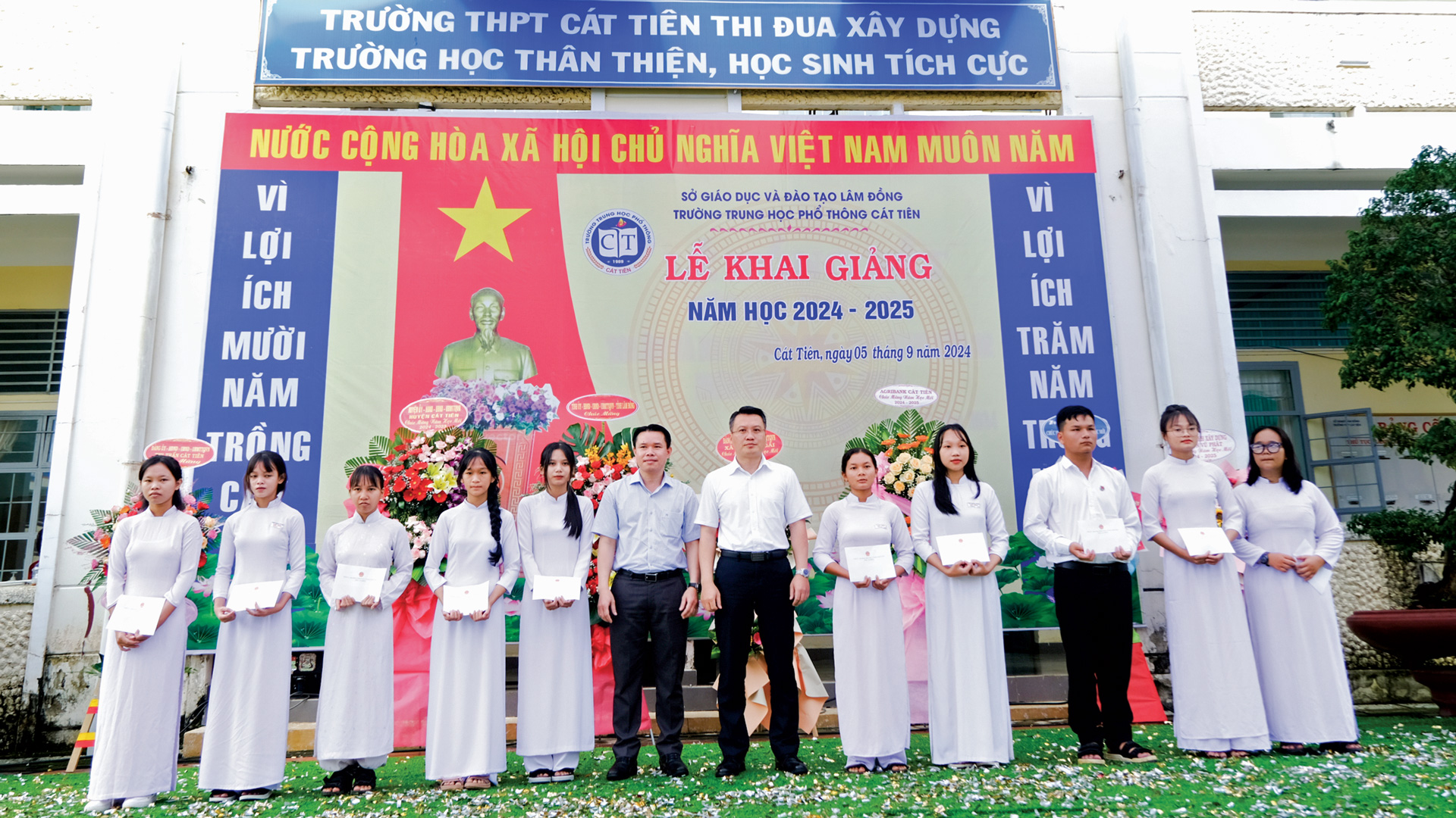 Lãnh đạo Sở Thông tin Truyền thông và huyện Cát Tiên trao học bổng cho các em
học sinh có thành tích học tập trong ngày khai giảng năm học mới 2024 - 2025