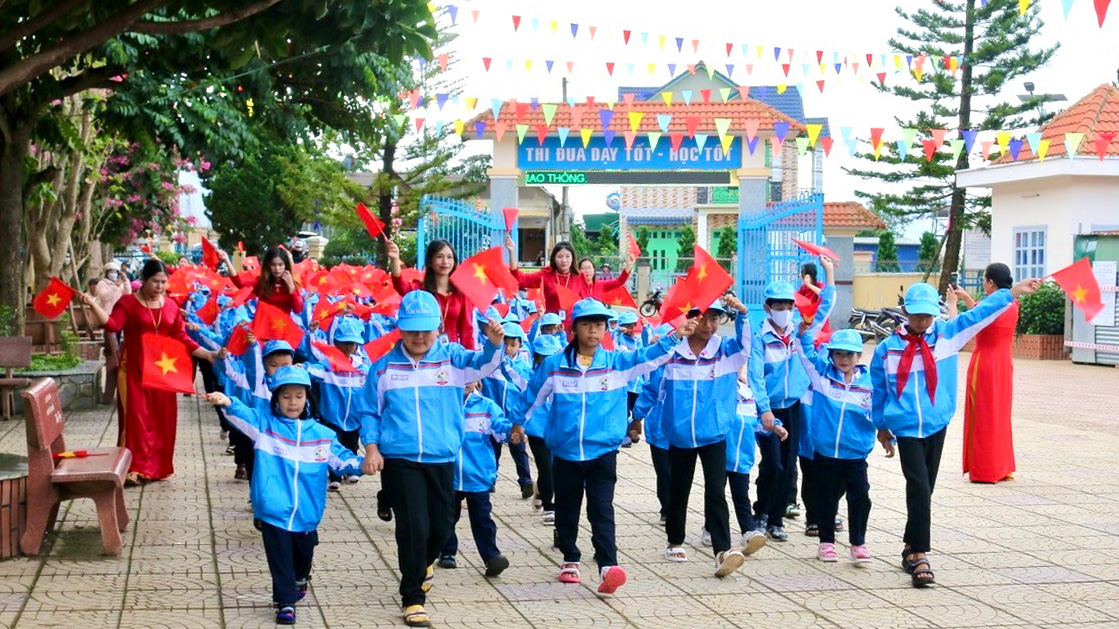 Học sinh trường vùng sâu, vùng xa, vùng DTTS huyện Lạc Dương đón chào năm học mới