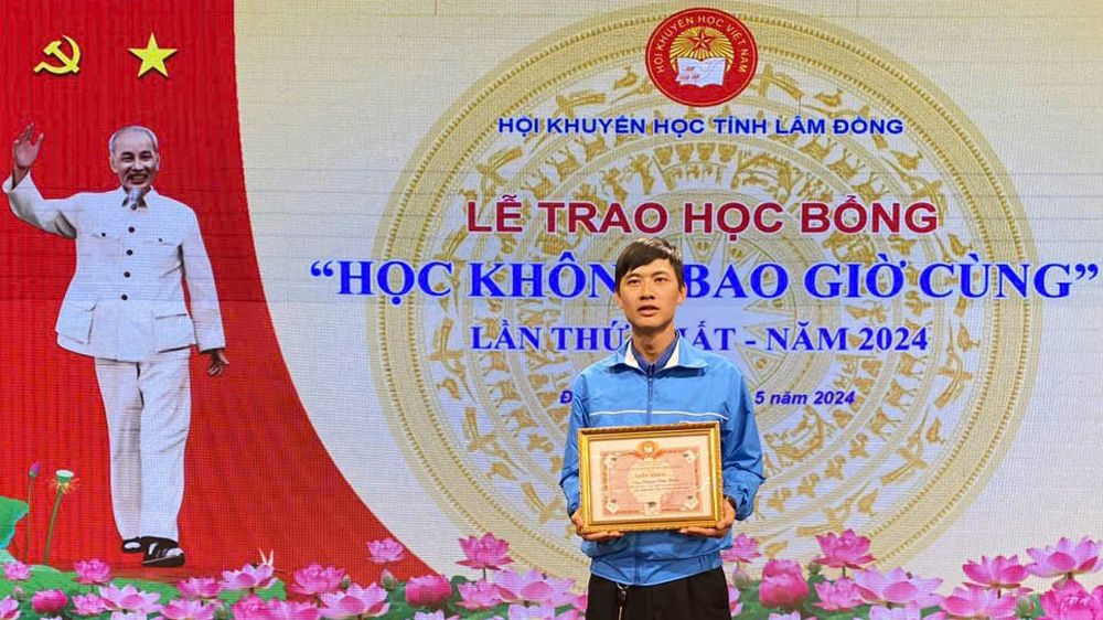 Anh Phạm Văn Hiếu nhận học bổng
Học không bao giờ cùng