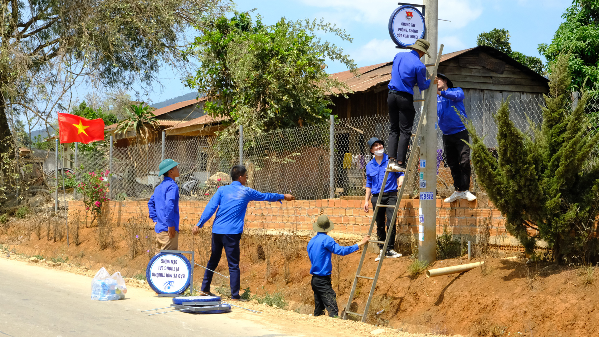 Đoàn viên, thanh niên huyện Di Linh lắp đặt các bảng tuyên truyền dọc các tuyến đường tại xã Tam Bố