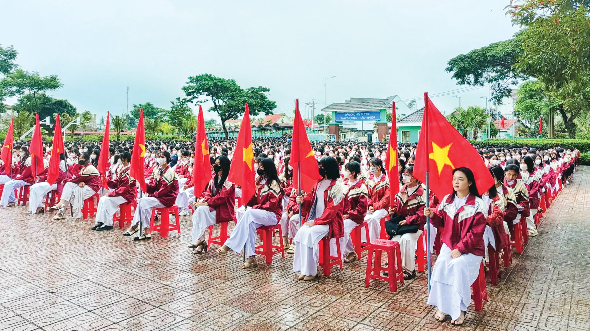 Học sinh Trường Trung học phổ thông Phan Bội Châu sáng thứ Hai đầu tuần