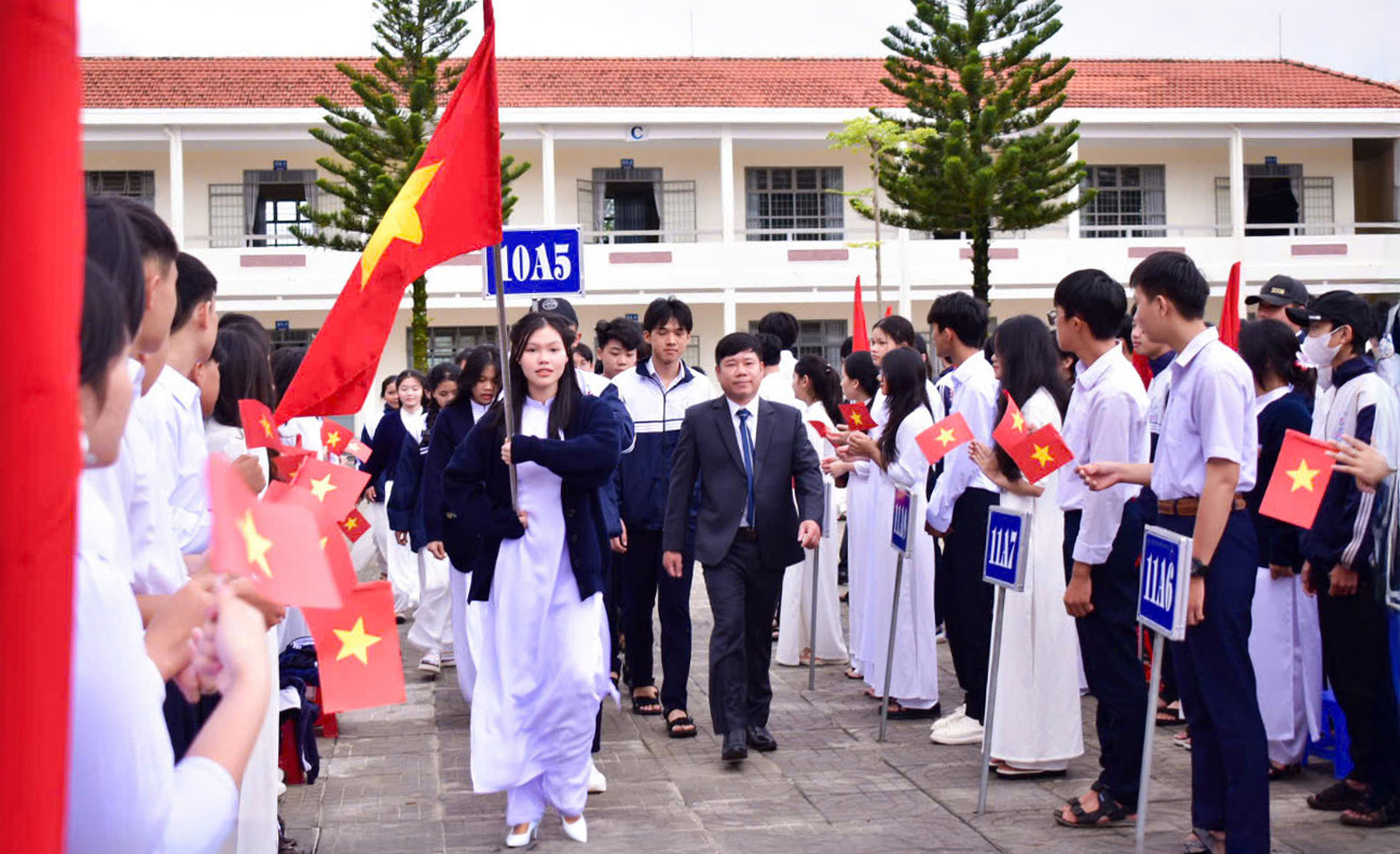 Giáo viên, học sinh Trường THPT Nguyễn Thái Bình phấn khởi trong năm học mới