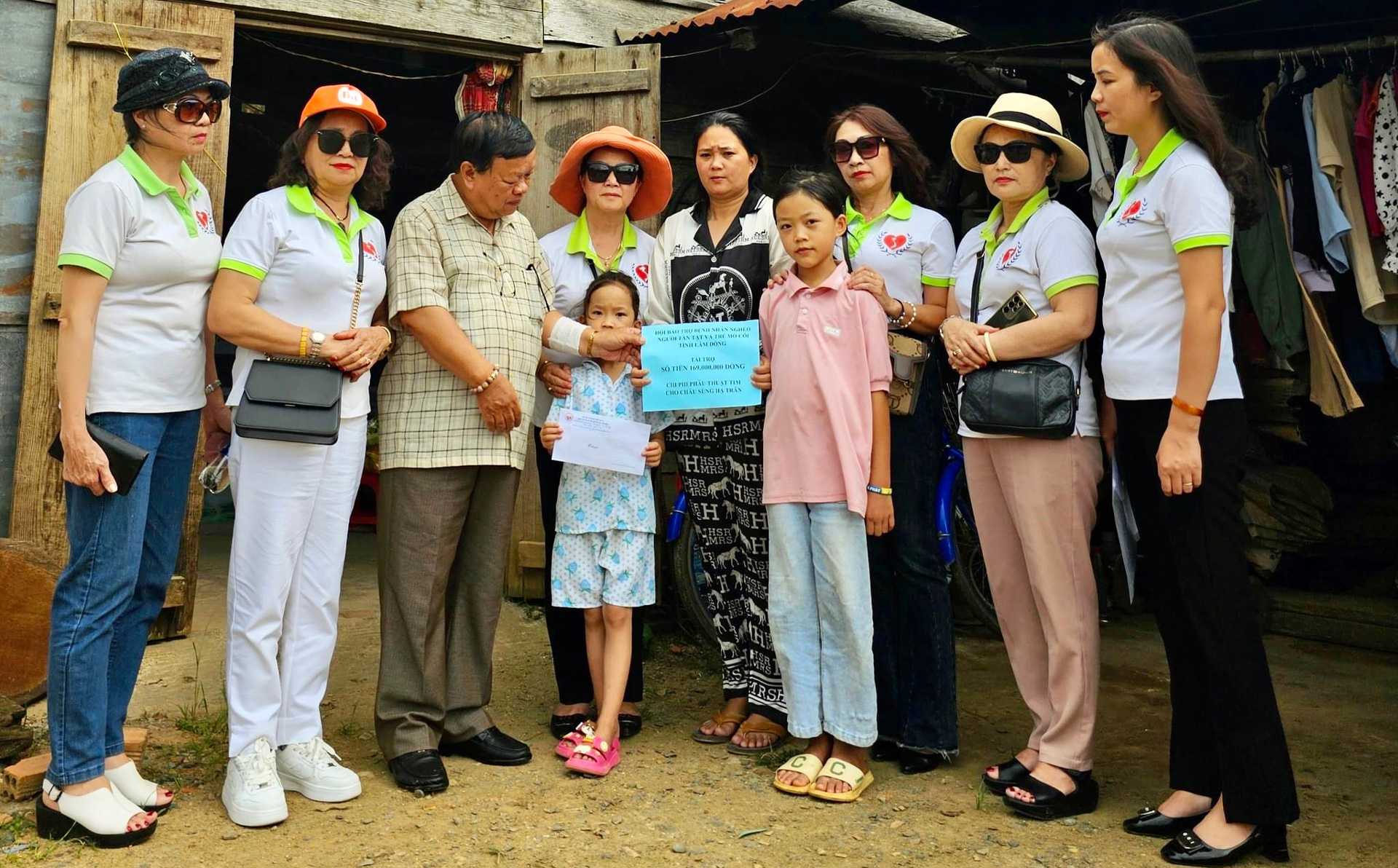 Hội Bảo trợ Bệnh nhân nghèo - Người tàn tật và Trẻ mồ côi tỉnh Lâm Đồng đến thăm và trao tài trợ cho cháu Sùng Hạ Trân (ở xã Phi Tô, huyện Lâm Hà)