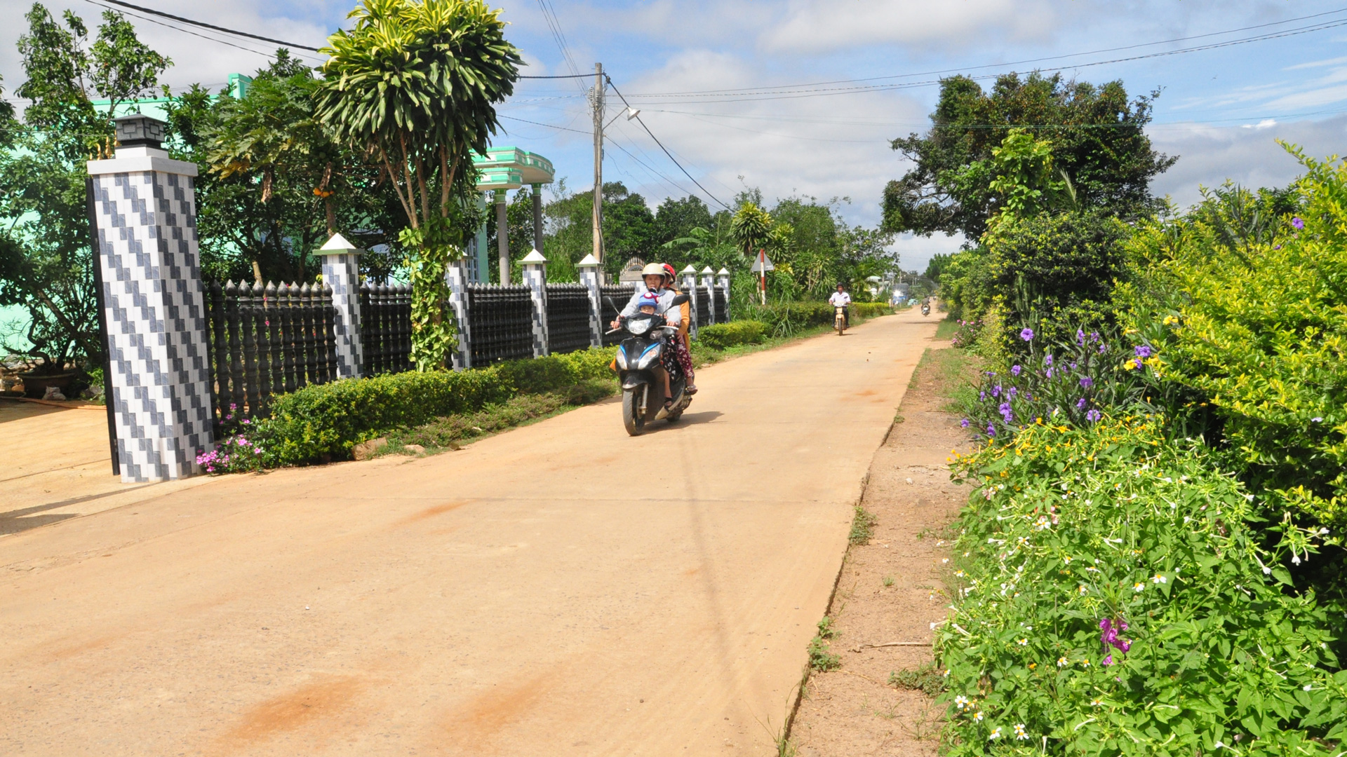 Một con đường xanh, sạch, đẹp tại Quảng Lập - Đơn Dương, xã trong diện sắp xếp 
sáp nhập đơn vị hành chính trong năm nay