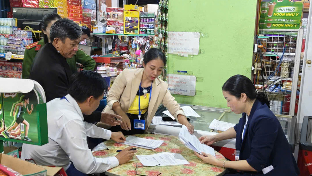 Trong những ngày cận kề Tết Trung thu, đoàn kiểm tra liên ngành về vệ sinh ATTP huyện Lâm Hà tăng cường công tác kiểm tra, kiểm soát các cơ sở sản xuất, kinh doanh