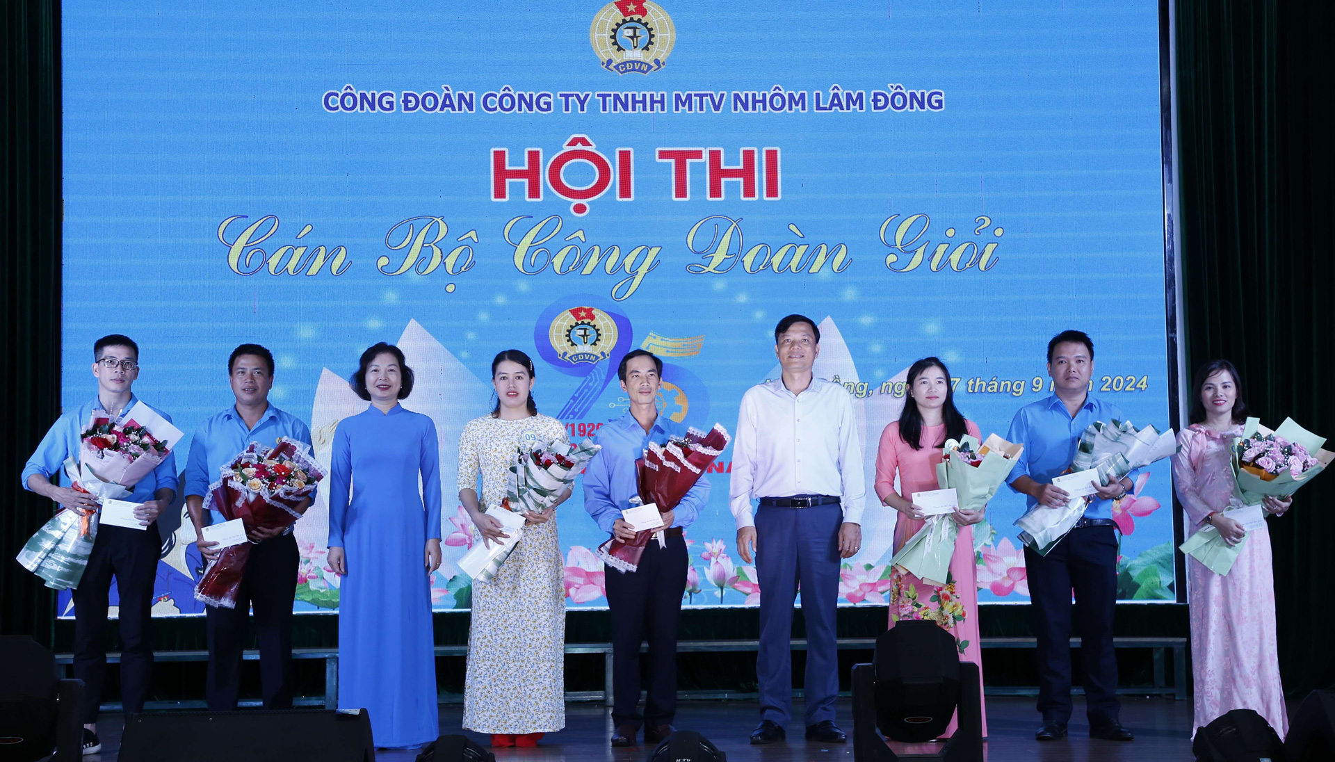 Lãnh đạo Công ty trao giải cho Cán bộ Công đoàn giỏi