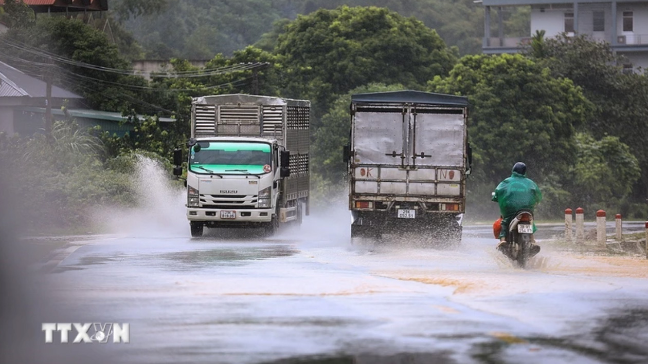 Mưa lớn trong ngày 10/9 gây ngập úng trên Quốc lộ 6, đoạn gần Dốc Kẽm xã Dân Hòa, phường Kỳ Sơn, thành phố Hòa Bình