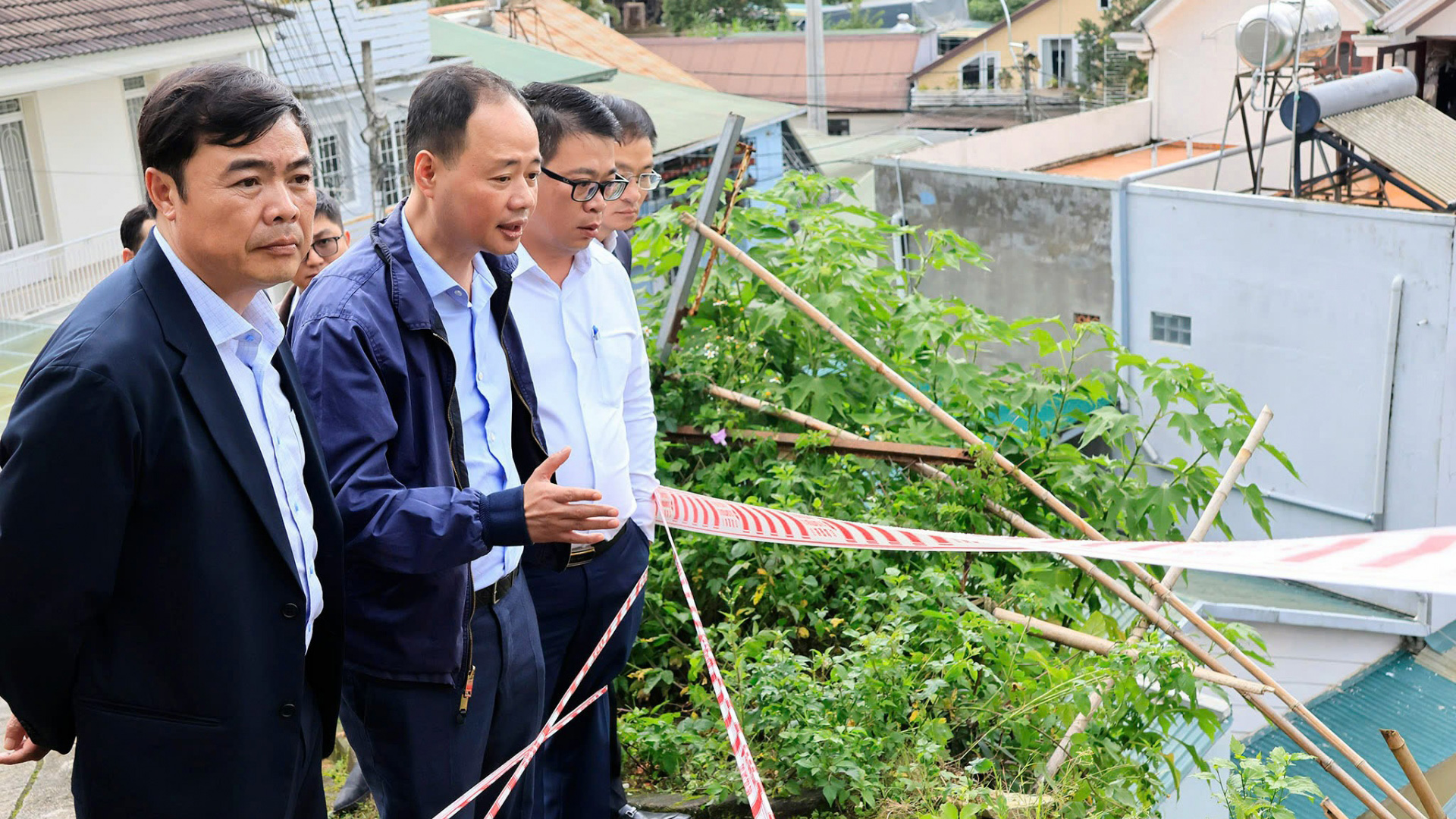 Chủ tịch UBND tỉnh Lâm Đồng Trần Hồng Thái kiểm tra hiện trường vụ sạt lở đất tại Đà Lạt