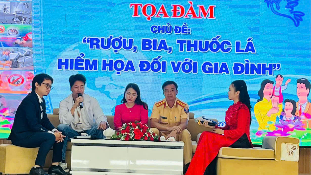 Tọa đàm ''Rượu, bia, thuốc lá - Hiểm họa đối với gia đình''