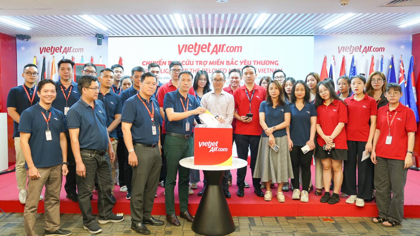 Người Vietjet hướng về miền Bắc yêu thương