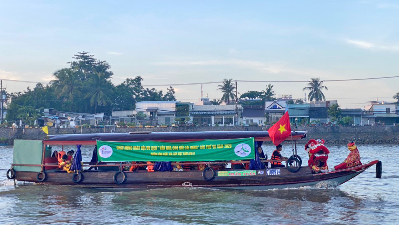 Ngành chức năng cùng các doanh nghiệp ra quân nhặt rác trên sông “chung tay bảo vệ môi trường “ và “giữ gìn di sản” chợ nổi Cái Răng