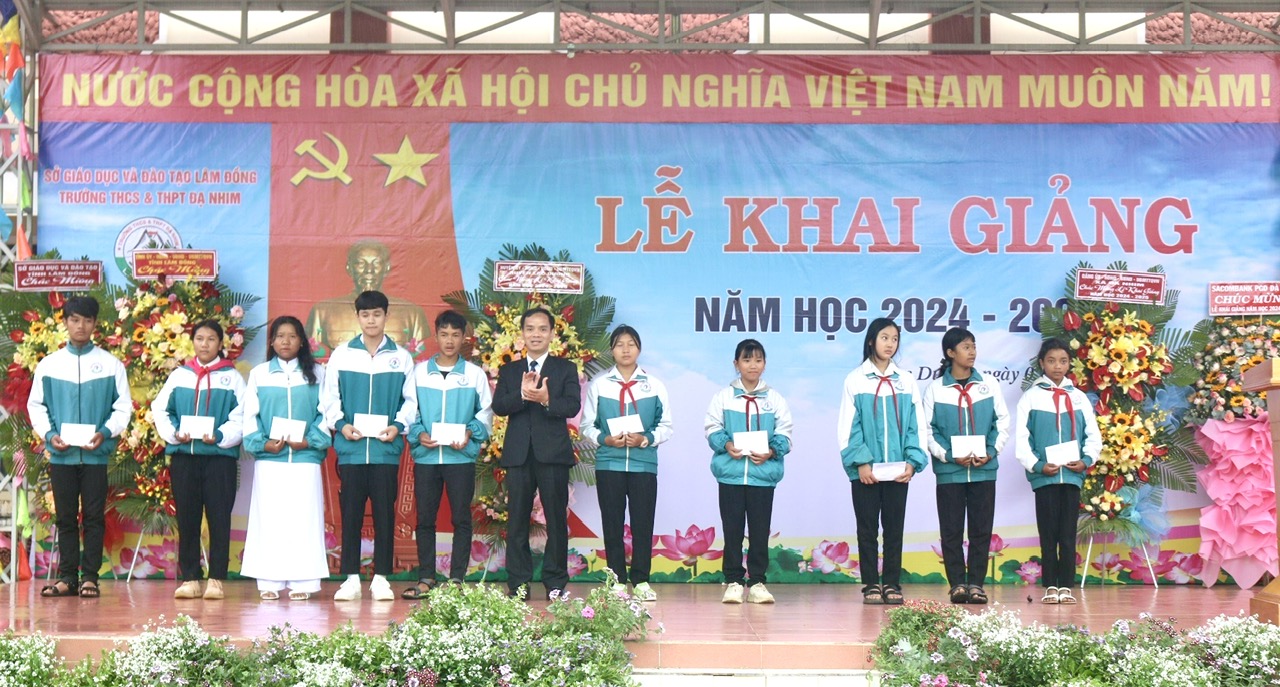 Đồng chí Đa Cát Vinh - Phó Chủ tịch HĐND tỉnh trao tặng học bổng cho học sinh có hoàn cảnh khó khăn