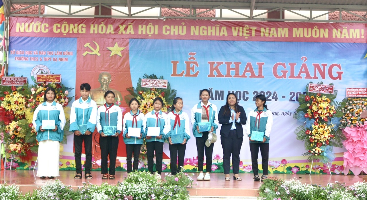 Lãnh đạo xã Đạ Nhim trao tặng vở cho học sinh có hoàn cảnh khó khăn