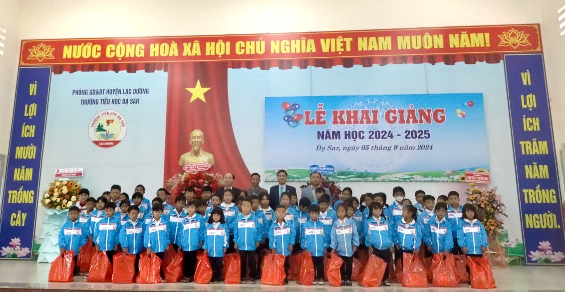 Trao học bổng cho học sinh khó khăn Trường Tiểu học Đạ Sar