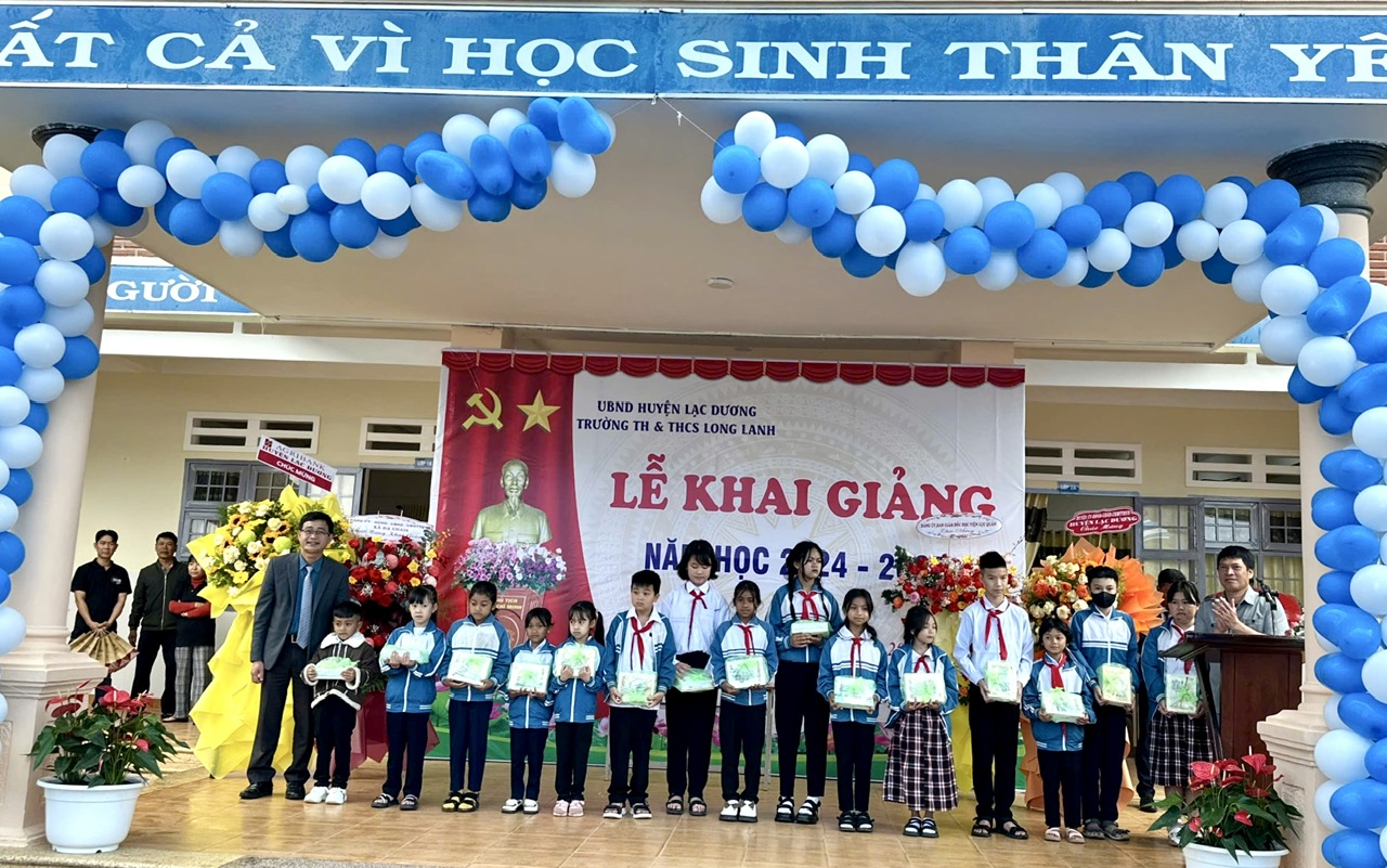 TRao học bổng cho học sinh khó khăn Trường THCS Xã Lát