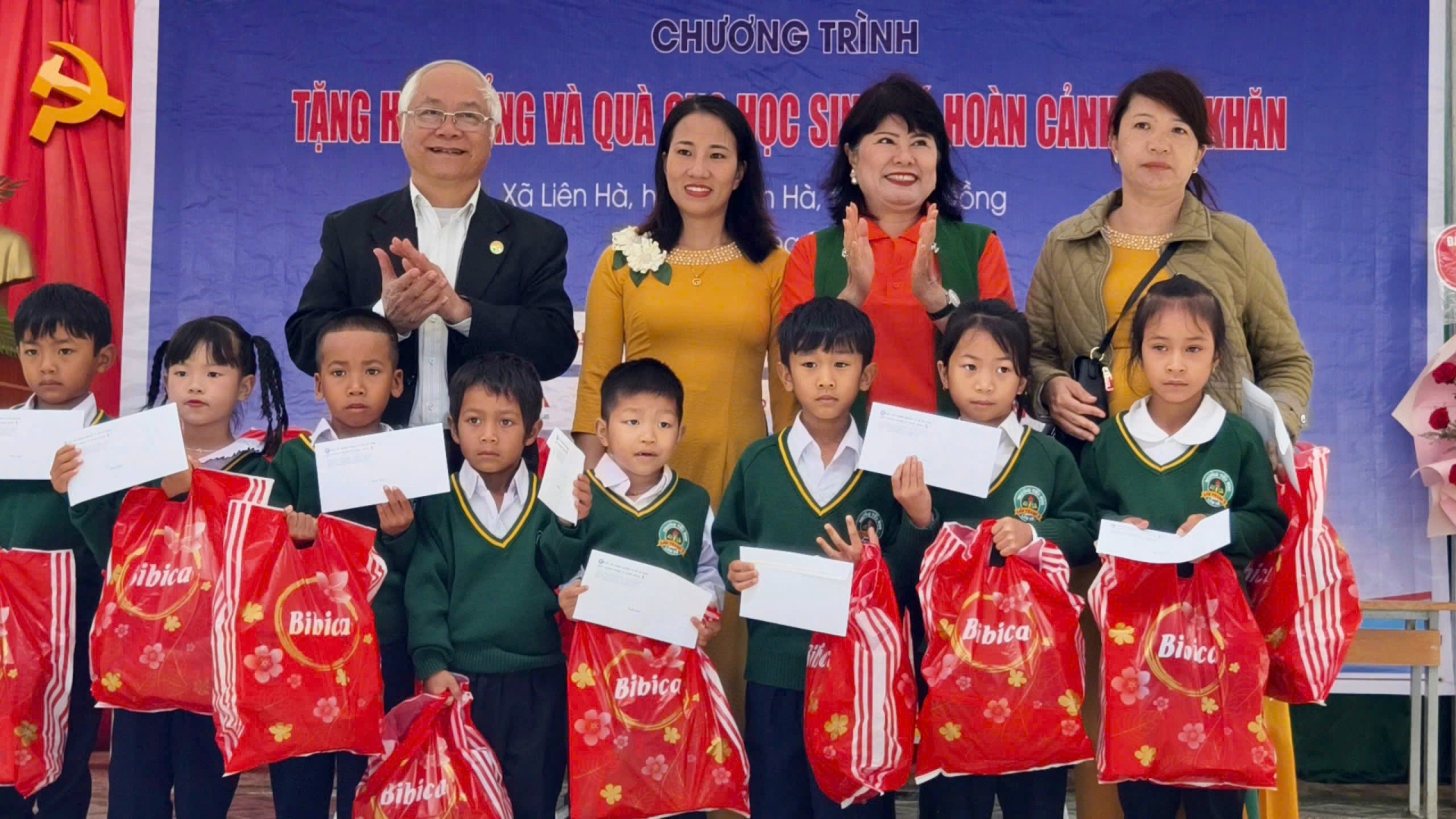 Ông Đinh Minh Quý – Chủ tịch Hiệp hội Doanh nghiệp tỉnh Lâm Đồng (bìa trái) và bà Bà Lã Thị Lan – Phó Chủ tịch HHDN TP.HCM, Chủ tịch Hội đồng quản lý Quỹ Doanh nhân vì Cộng đồng, Tổng Giám đốc Tập đoàn Tiến Lộc (thứ 2 từ phải sang) trao quà và học bổng cho các em học sinh xã Liên Hà