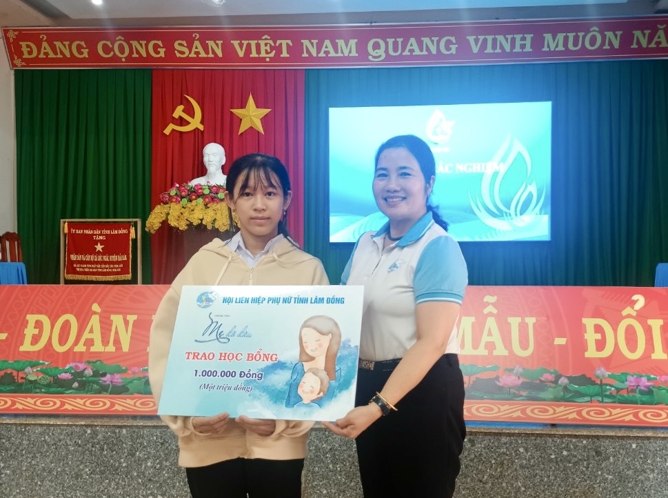 Phạm Thị Ánh Tuyết – Chủ tịch Hội LHPN tỉnh trao tặng học bổng cho trẻ em mồ côi
tại huyện Bảo Lâm
