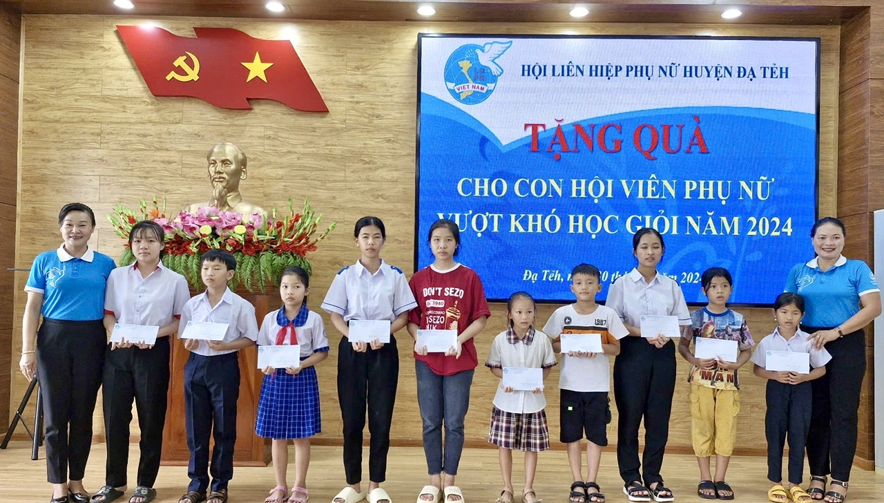 Tẻh tặng quà cho học sinh có hoàn cảnh khó khăn năm học mới