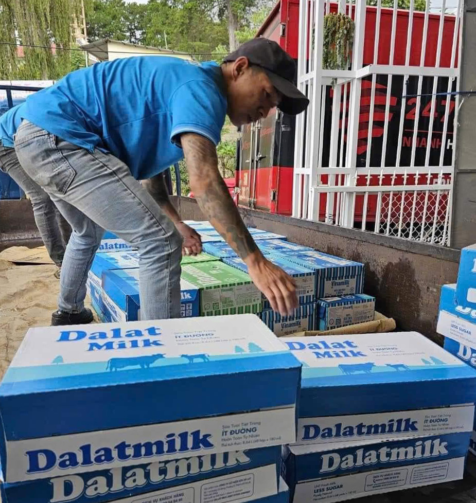 Mang nguồn sữa Dalatmilk đến với bà con đang gặp khó khăn cần cứu trợ