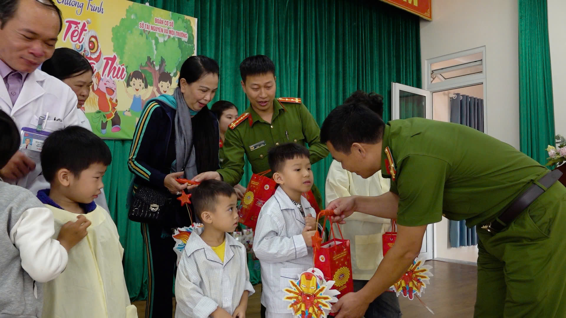 Lãnh đạo phòng Cảnh sát QLHC về TTXH trao quà cho các cháu thiếu nhi