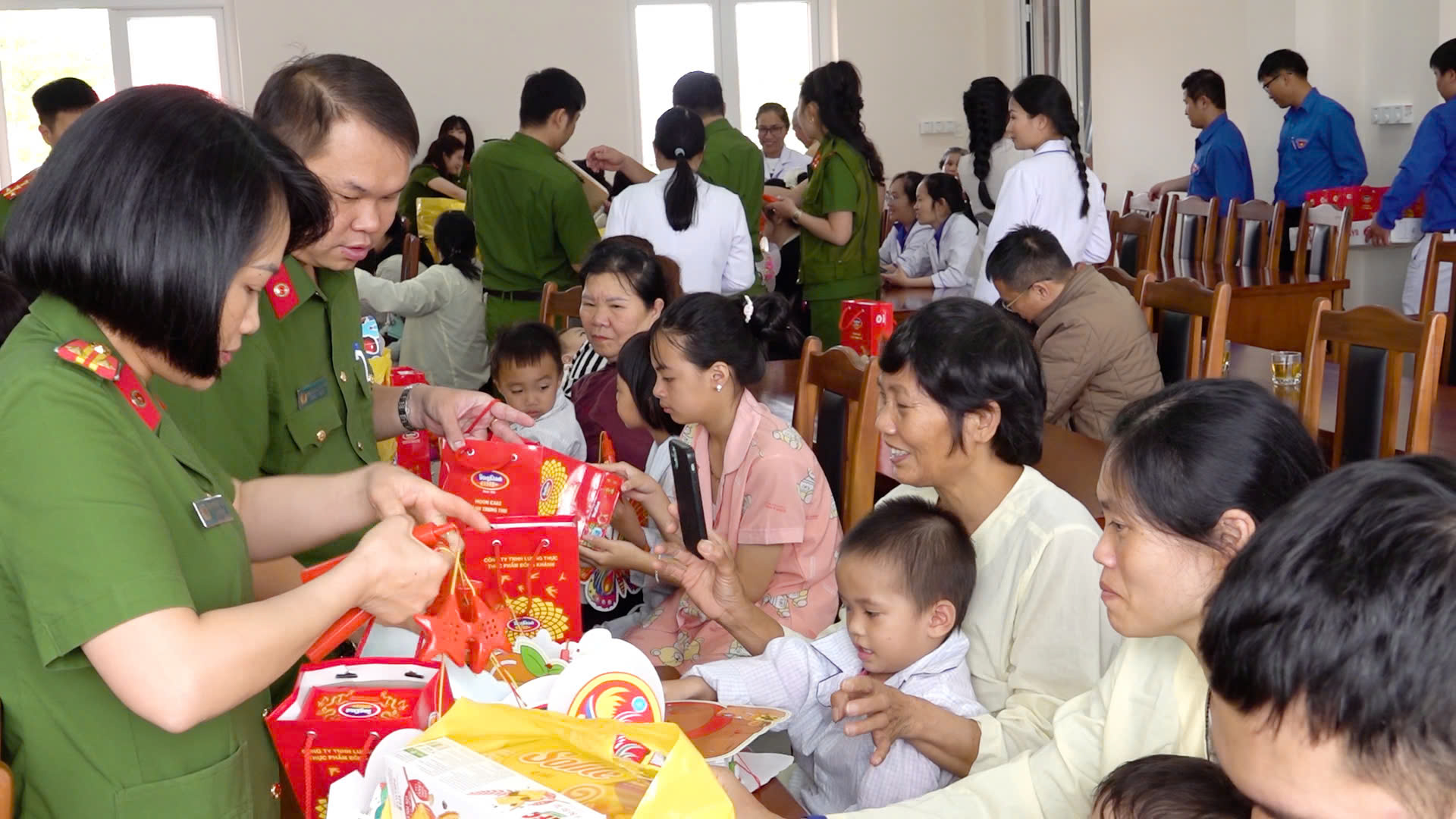 Trung thu ấm áp với các em thiếu nhi tại Bệnh viện Phục hồi chức năng tỉnh Lâm Đồng