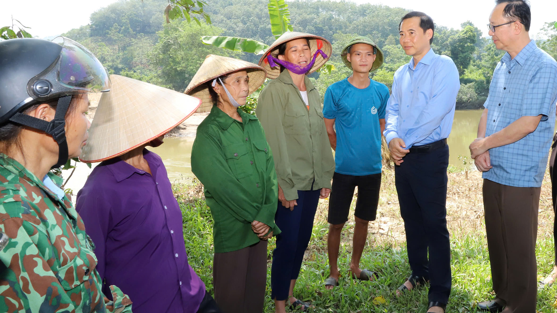 Quyền Bí thư Tỉnh ủy Lâm Đồng Nguyễn Thái Học thăm hỏi bà con vùng lũ thôn Tân Điền