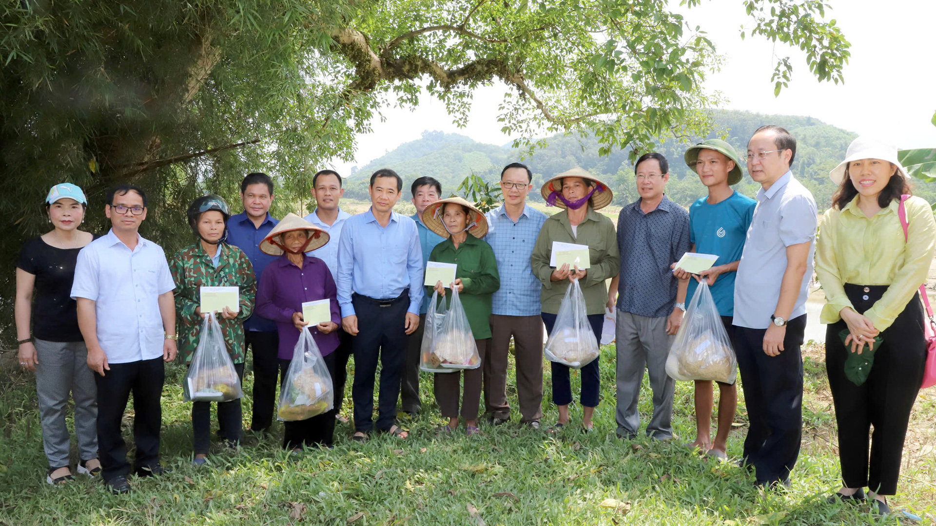 Quyền Bí thư Tỉnh ủy Lâm Đồng Nguyễn Thái Học trao tiền hỗ trợ cho các hộ bị thiệt hại do mưa lũ thôn Tân Điền