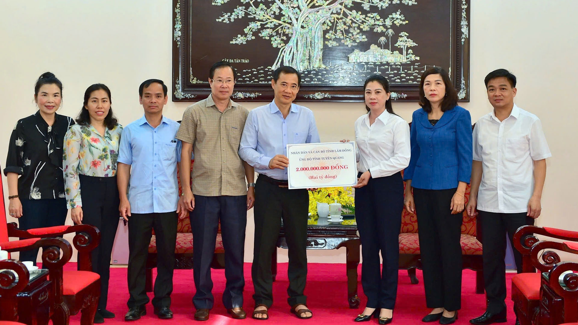 Quyền Bí thư Tỉnh ủy Lâm Đồng Nguyễn Thái Học trao tiền hỗ trợ cho tỉnh Tuyên Quang khắc phục hậu quả bão số 3