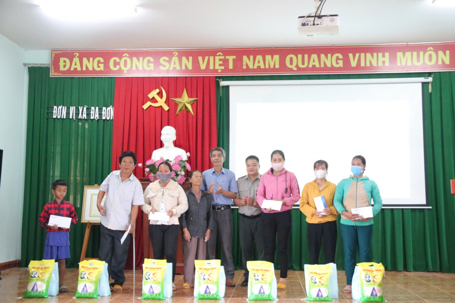 Lâm Hà: Trao quà cho các gia đình chính sách và học sinh