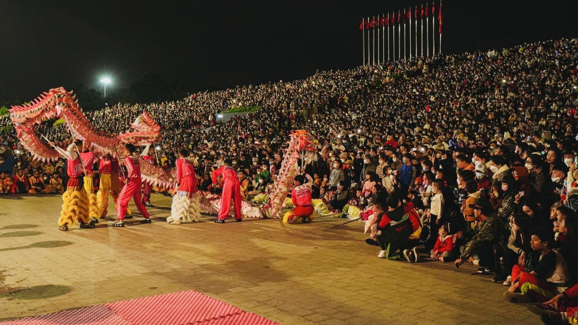 Biểu diễn lân - sư - rồng chào mừng Festival Hoa và gây quỹ ủng hộ đồng bào phía Bắc bị thiệt hại do bão lũ