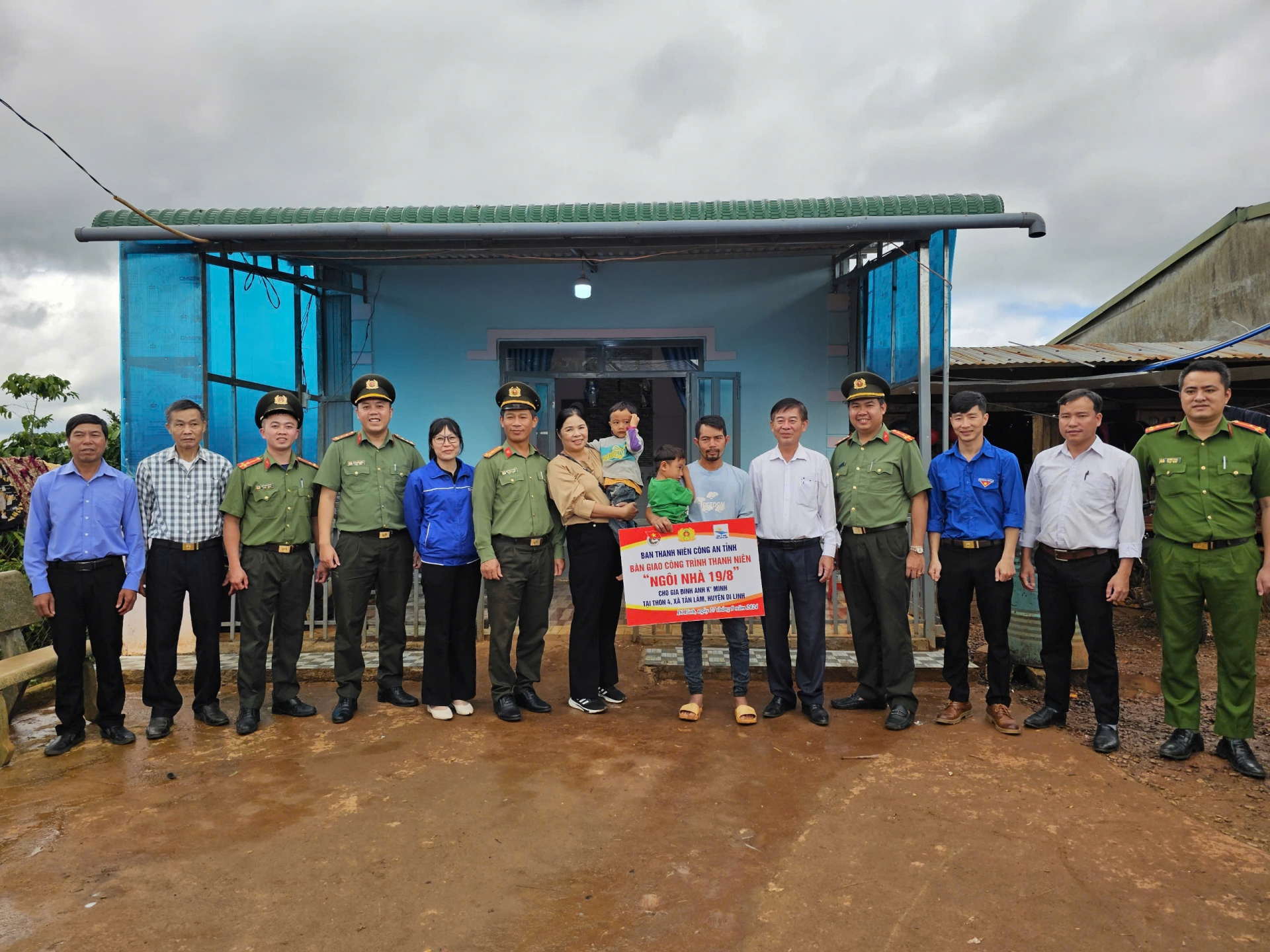 Công an tỉnh bàn giao 3 "Ngôi nhà 19/8" cho người dân khó khăn xã Tân Lâm