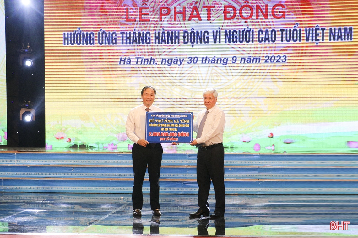 Dịp này, Ban Vận động cứu trợ Trung ương hỗ trợ tỉnh Hà Tĩnh 2 tỷ đồng để xây dựng nhà văn hóa cộng đồng kết hợp tránh, trú bão lũ