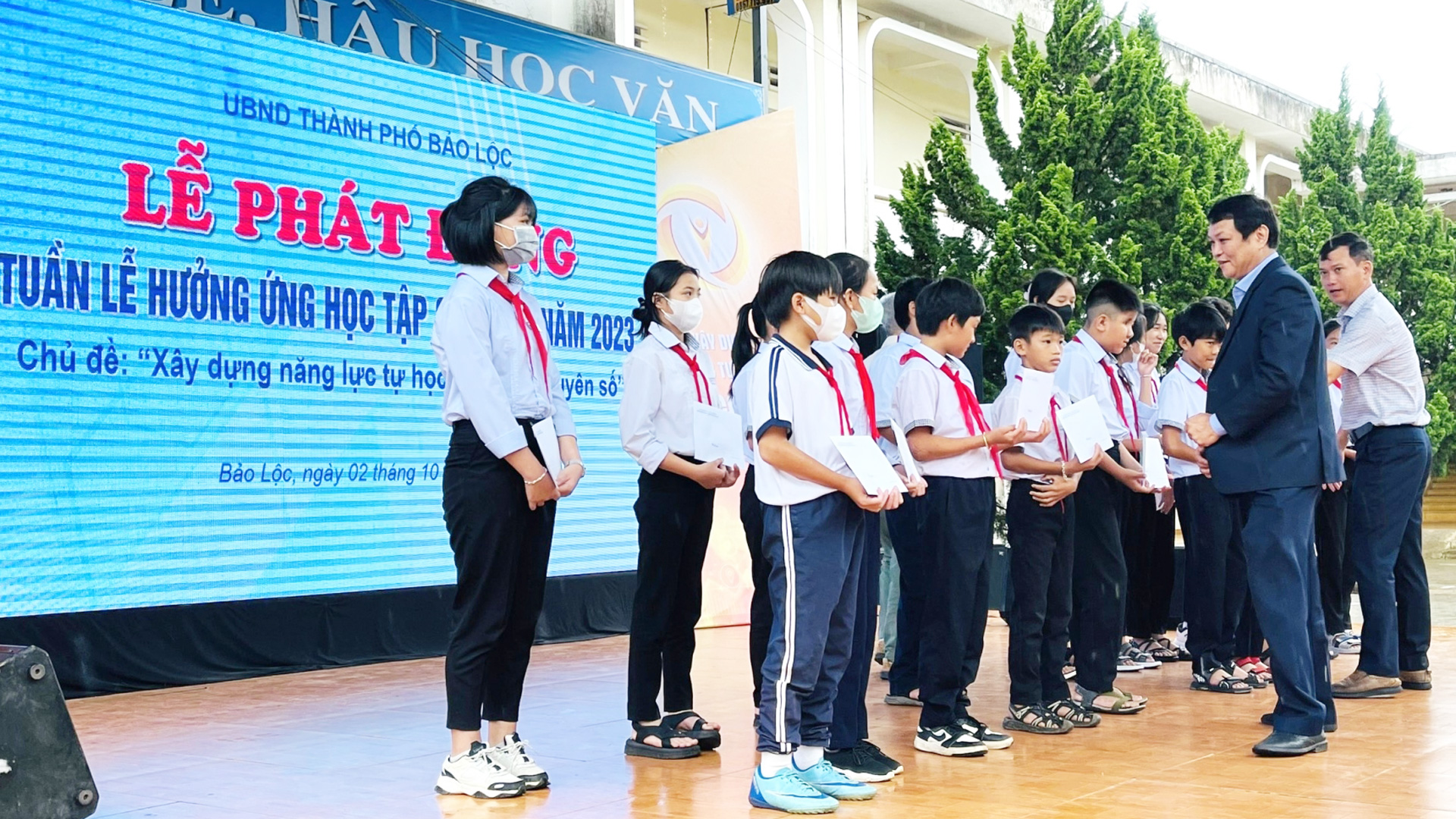 Lãnh đạo TP Bảo Lộc trao tặng học bổng cho các em học sinh khó khăn