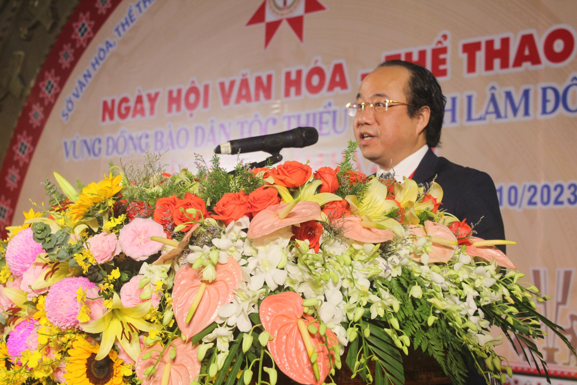 Ông Trần Thanh Hoài - Phó Giám đốc Sở Văn hóa - Thể thao và Du lịch phát biểu khai mạc Ngày hội