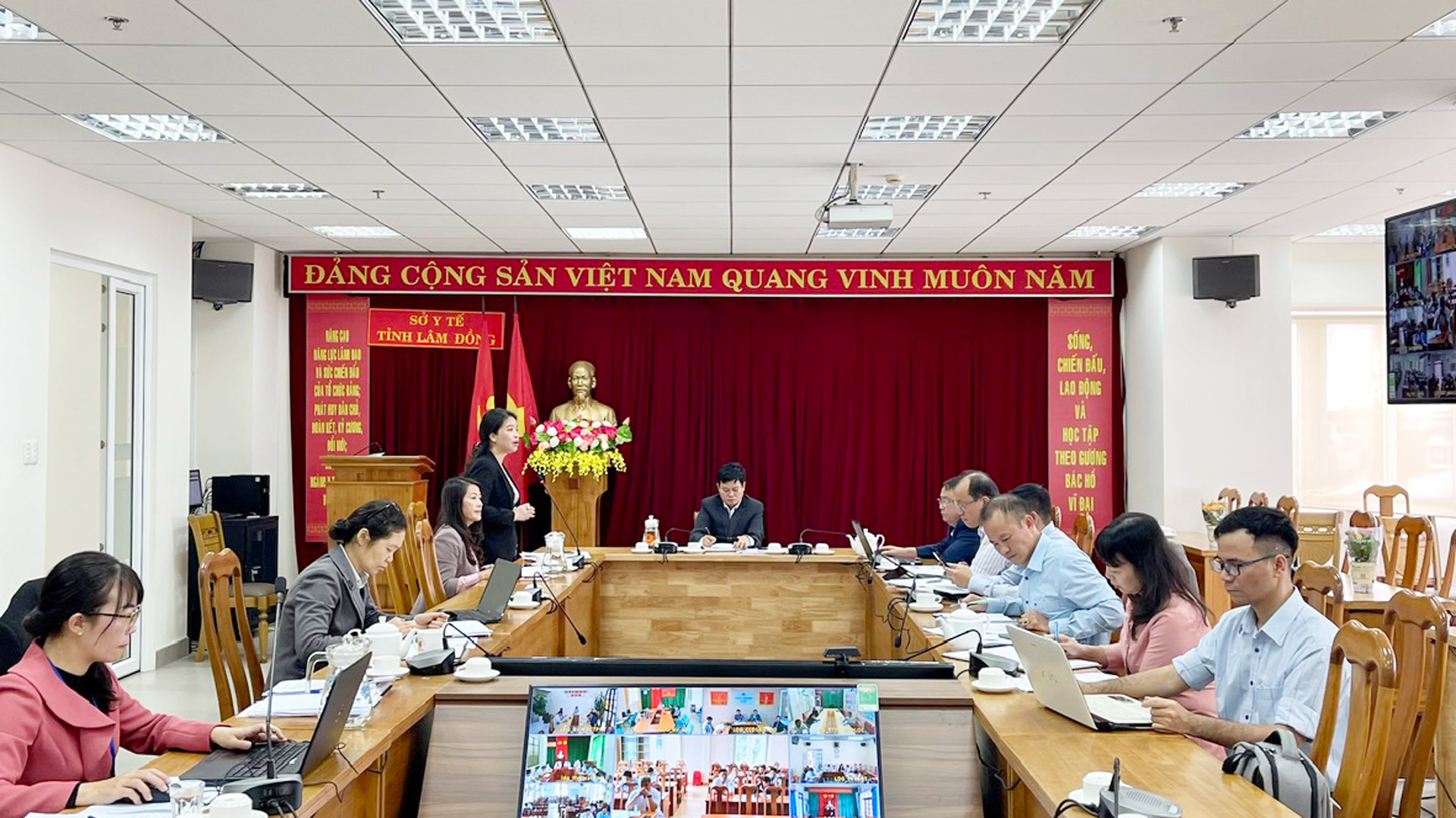 Ông Nguyễn Đức Thuận - Giám đốc Sở Y tế Lâm Đồng chủ trì hội nghị tại đầu cầu Sở Y tế Lâm Đồng