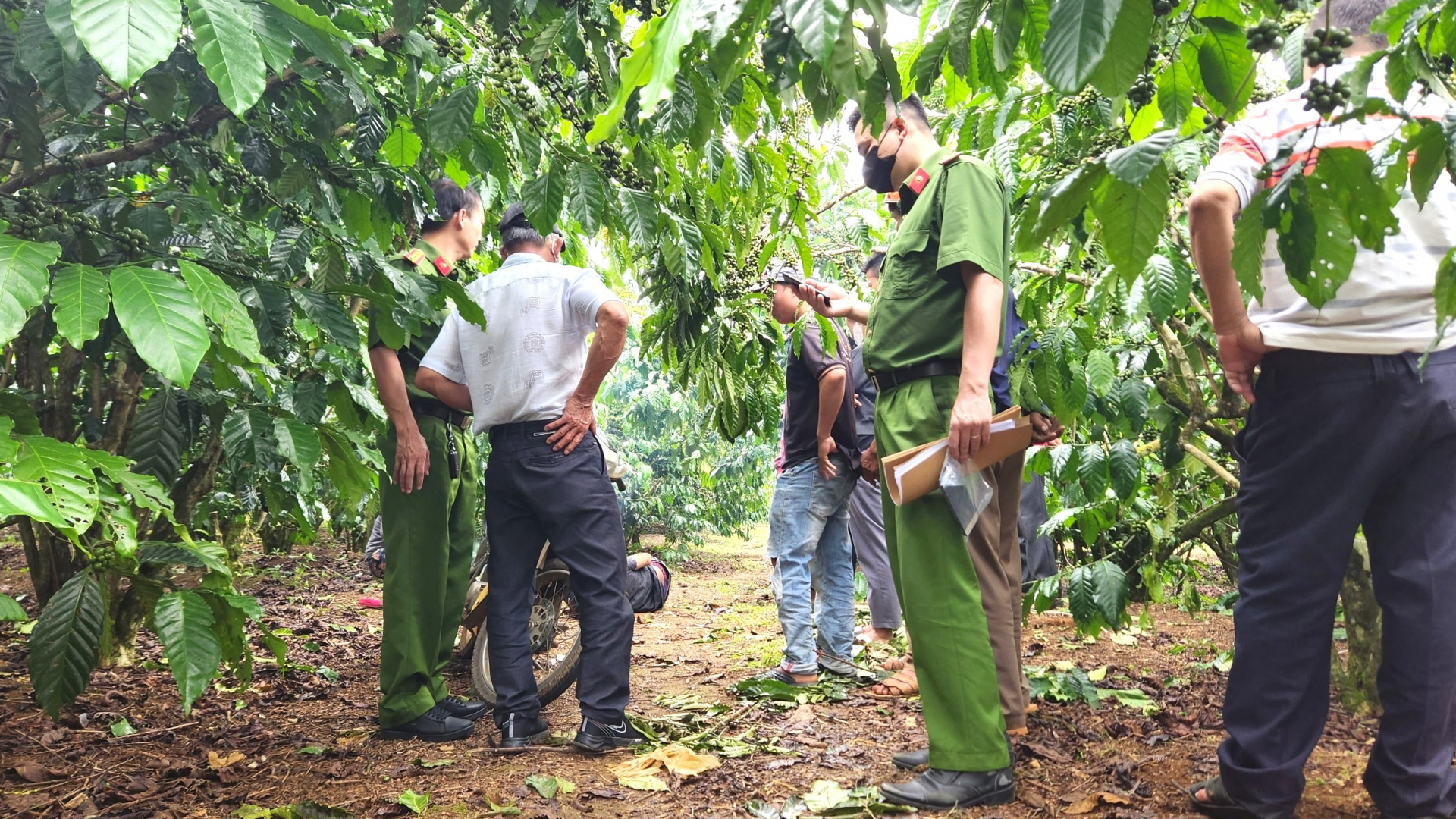 Cơ quan chức năng khám nghiệm hiện trường phục vụ công tác điều tra, làm rõ nguyên nhân tử vong của nạn nhân