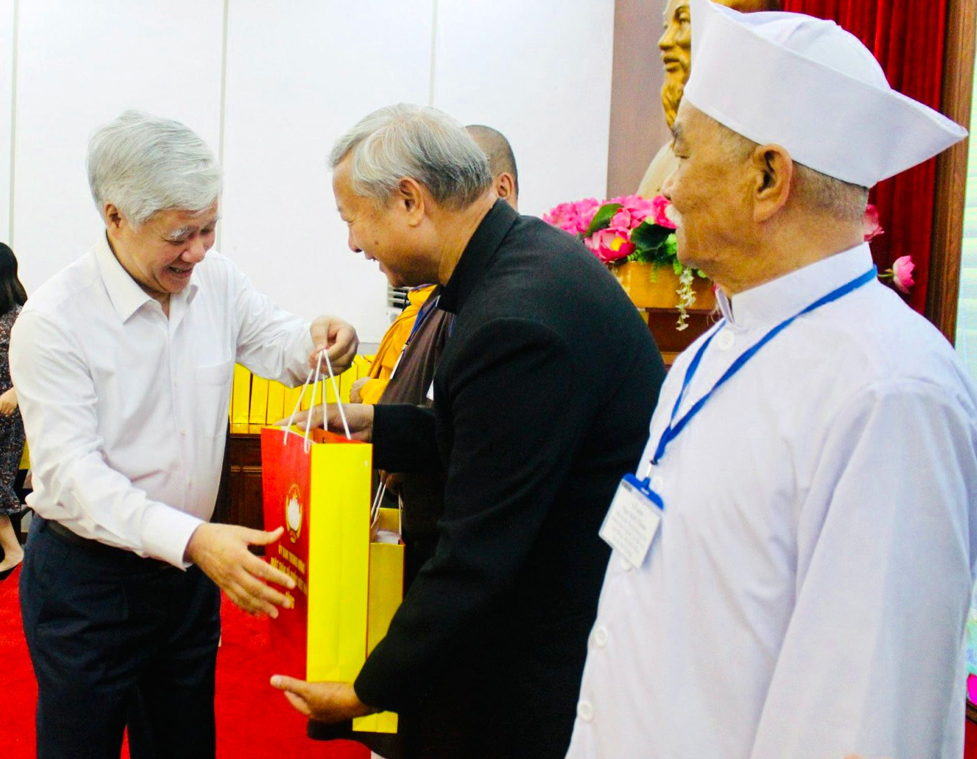 Chủ tịch Ủy ban Trung ương MTTQ Việt Nam Đỗ Văn Chiến tặng quà cho các đại biểu chức sắc tôn giáo tiêu biểu của Lâm Đồng