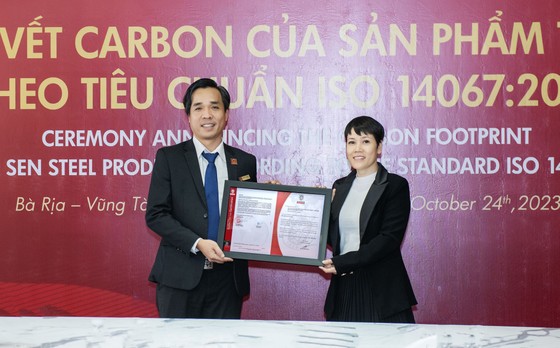 Ông Nguyễn Minh Phúc – Phó Tổng Giám đốc phụ trách Sản xuất Tập đoàn Hoa Sen nhận chứng nhận ISO 14067:2018 từ đại diện Bureau Veritas Việt Nam