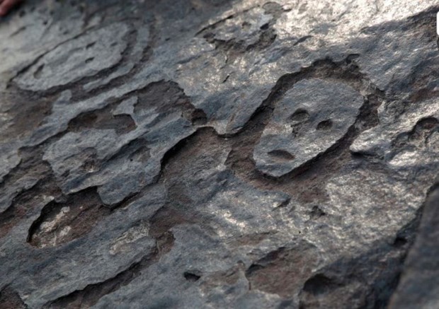 Những khuôn mặt người được chạm khắc lên đá có niên đại khoảng 1.000-2.000 năm đã được phát hiện trên các tảng đá dọc sông Amazon