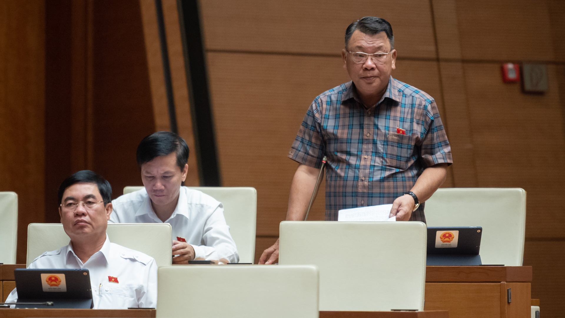Đại biểu Nguyễn Tạo - Phó Trưởng Đoàn ĐBQH Lâm Đồng tích cực góp ý các dự án luật