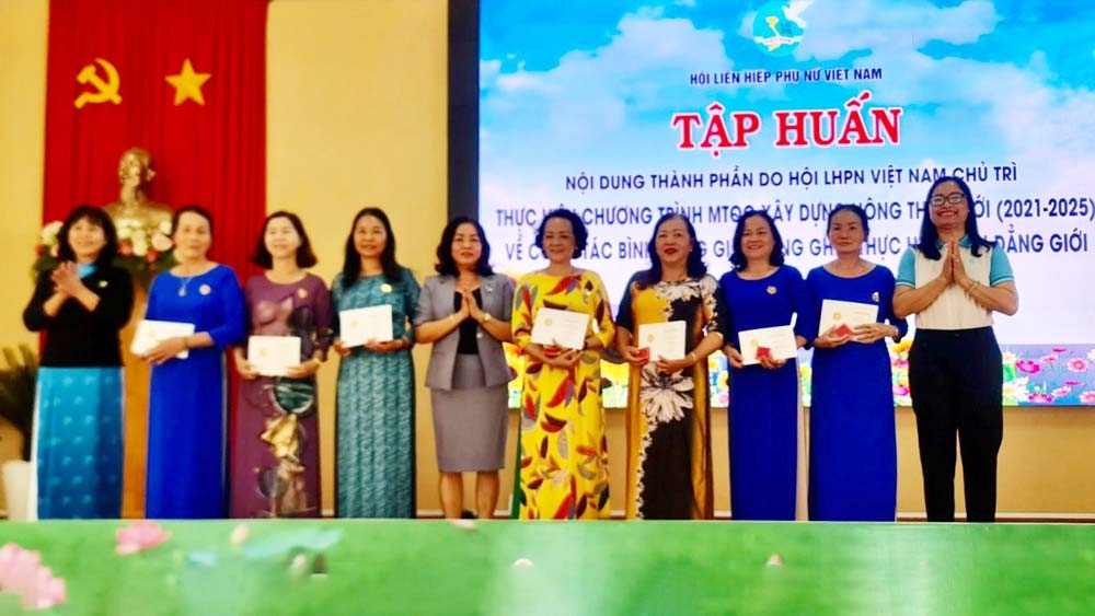 Trao tặng Kỷ niệm chương Vì sự nghiệp Phụ nữ của Trung ương Hội LHPN Việt Nam cho 8 chị có nhiều đóng góp cho công tác Hội và phong trào phụ nữ huyện Đức Trọng