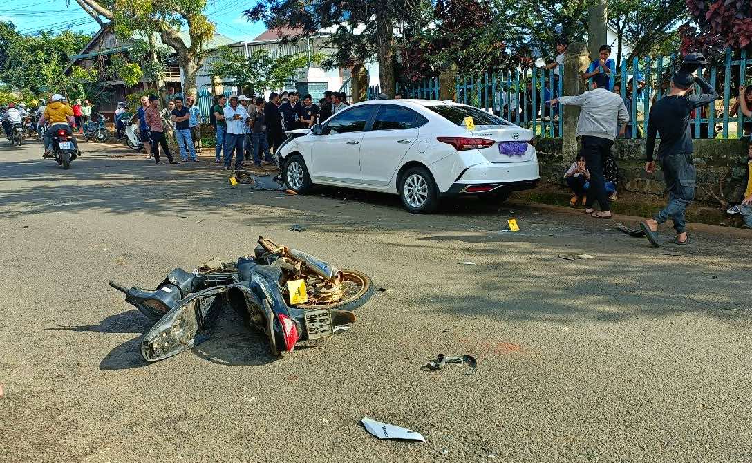 Đức Trọng: Xe máy và ô tô va chạm trực diện, hai trẻ em bị thương nặng