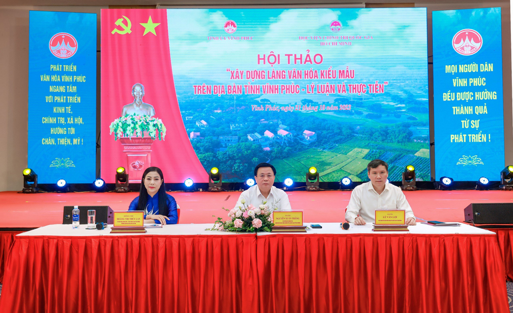 Các đồng chí chủ trì hội thảo.Ảnh Khánh Linh-Trà Hương