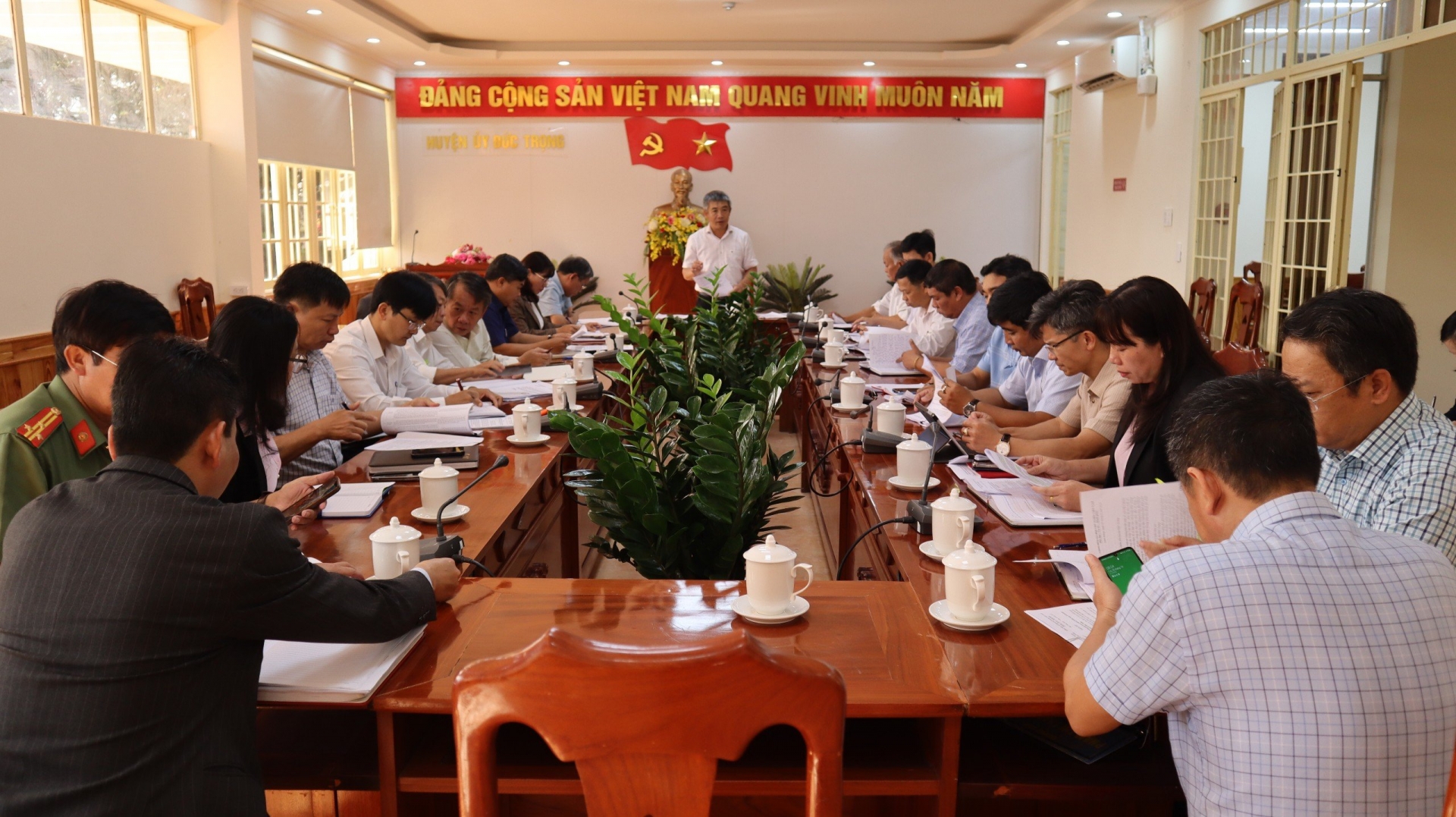 Đồng chí Bùi Sơn Điền – Bí thư Huyện ủy Đức Trọng, phát biểu tại cuộc họp