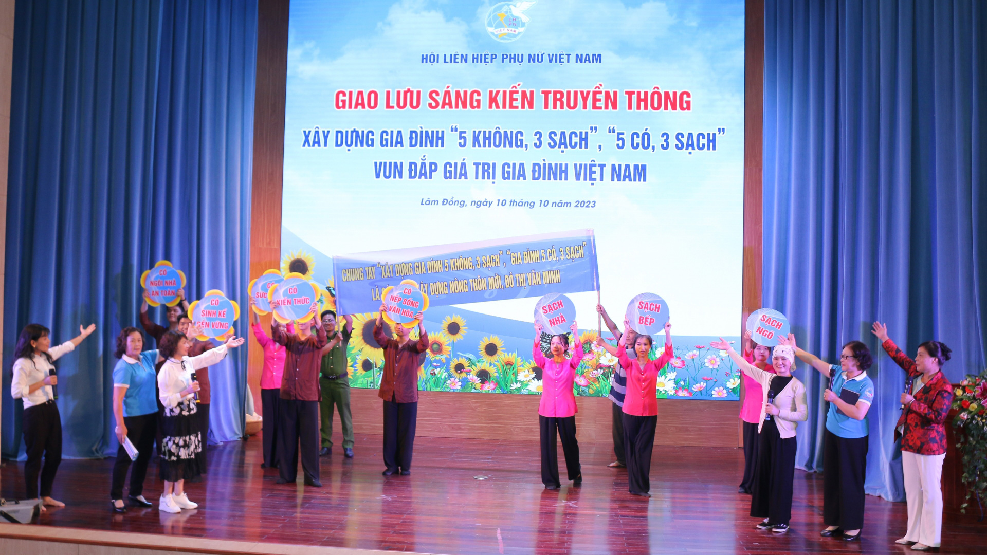 Các đội tuyên truyền viên đã thể hiện sáng kiến truyền thông về xây dựng gia đình hạnh phúc “5 không, 3 sạch”, “5 có, 3 sạch”, vun đắp giá trị gia đình Việt Nam, gắn với xây dựng nông thôn mới