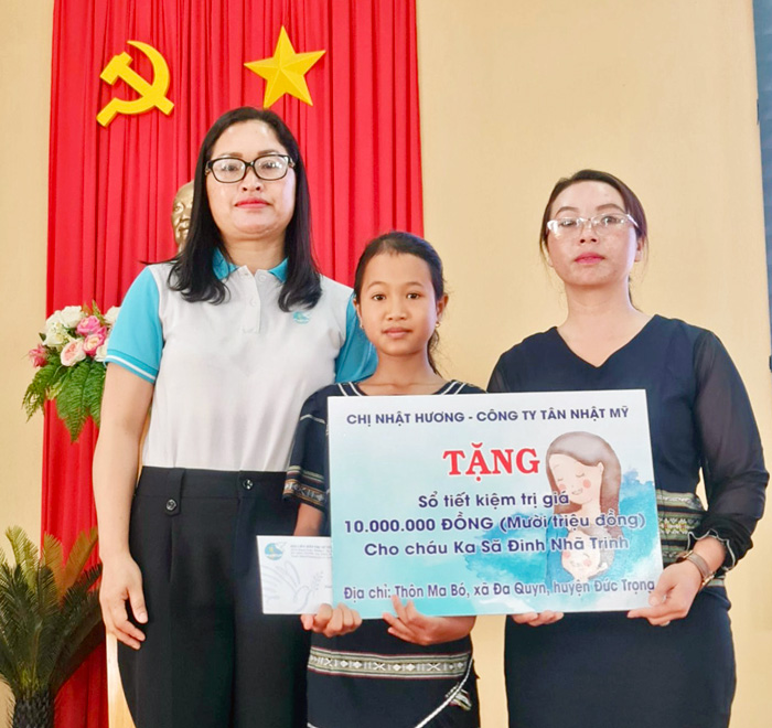 Bà Cil Bri – Phó Chủ tịch Hội LHPN tỉnh Lâm Đồng trao tặng sổ tiết kiệm cho cháu Ka Să Đinh Nhã Trinh
