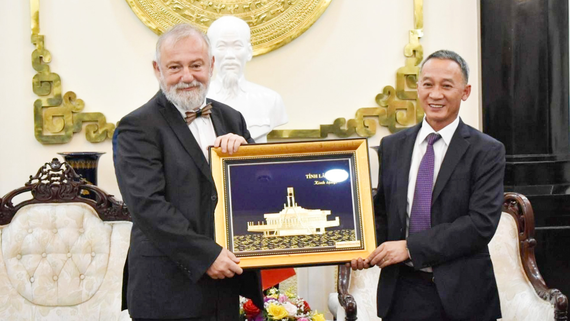 Chủ tịch UBND tỉnh Lâm Đồng Trần Văn Hiệp tặng quà lưu niệm cho Đại sứ Cộng hòa Séc và đoàn công tác